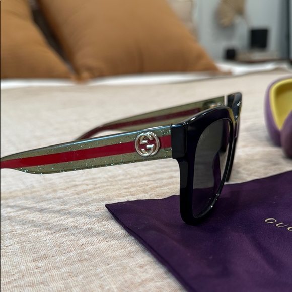 Gucci Black and Red Sunglasses Accessories - Picture 2 of 5